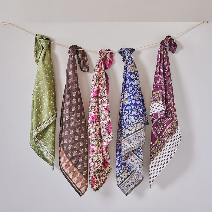 Happinez 3-2026 met Sari sjaaltje